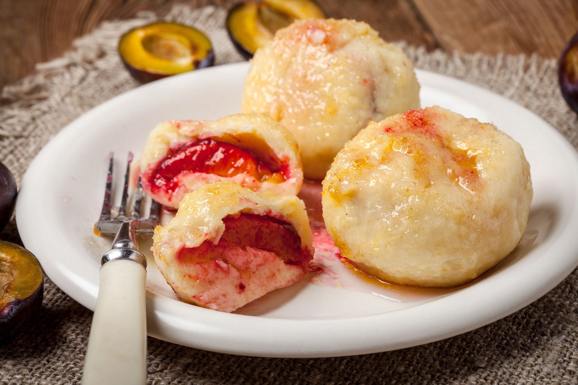 Takie knedle ze śliwkami robiła moja babcia. Każdy wnuk prosił o dokładkę