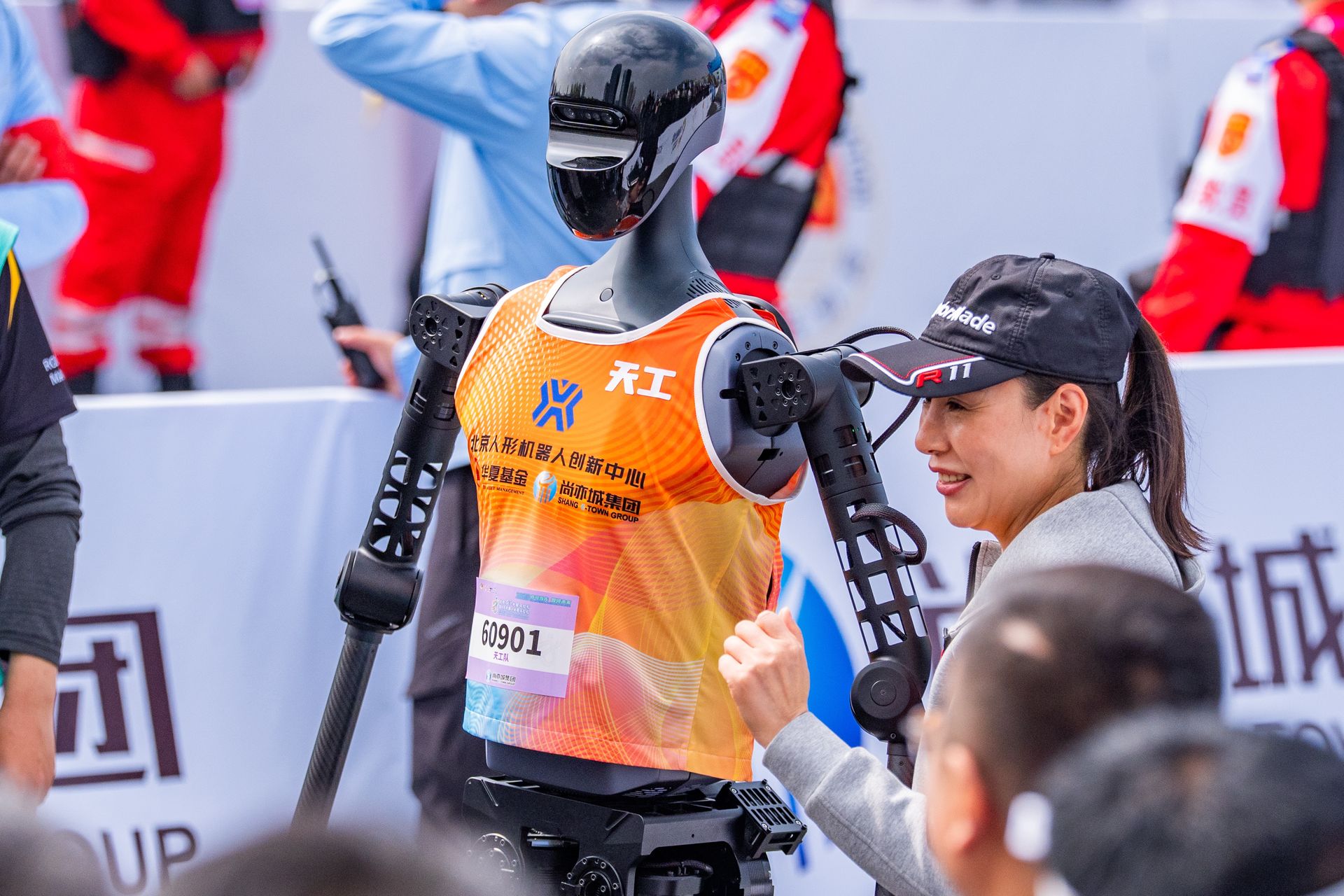 Przyszłość konfliktów. Chińskie roboty humanoidalne na polu bitwy