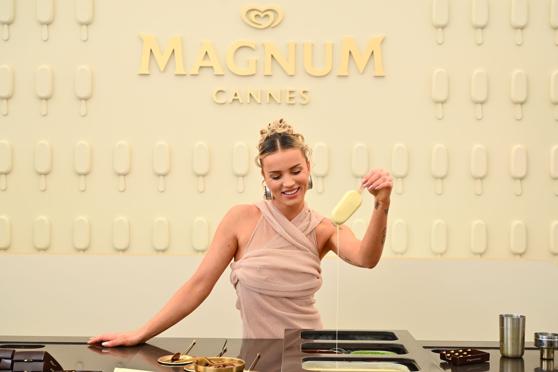 Magnum kolejny raz rozgrzewa publikę w Cannes! #CrackIntoPleasure