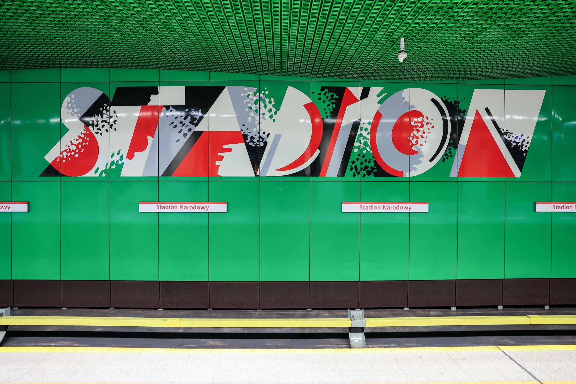 Incydenty na stacjach metra. Wandale na dachu wagonu