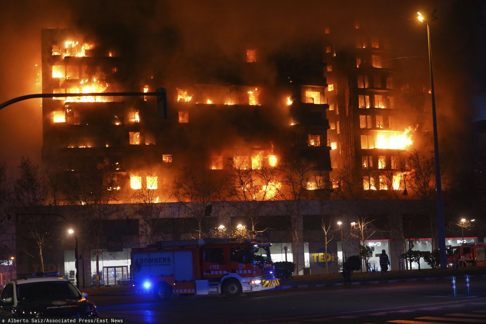 "Został tylko szkielet". Pożar strawił 14-piętrowy blok w Hiszpanii