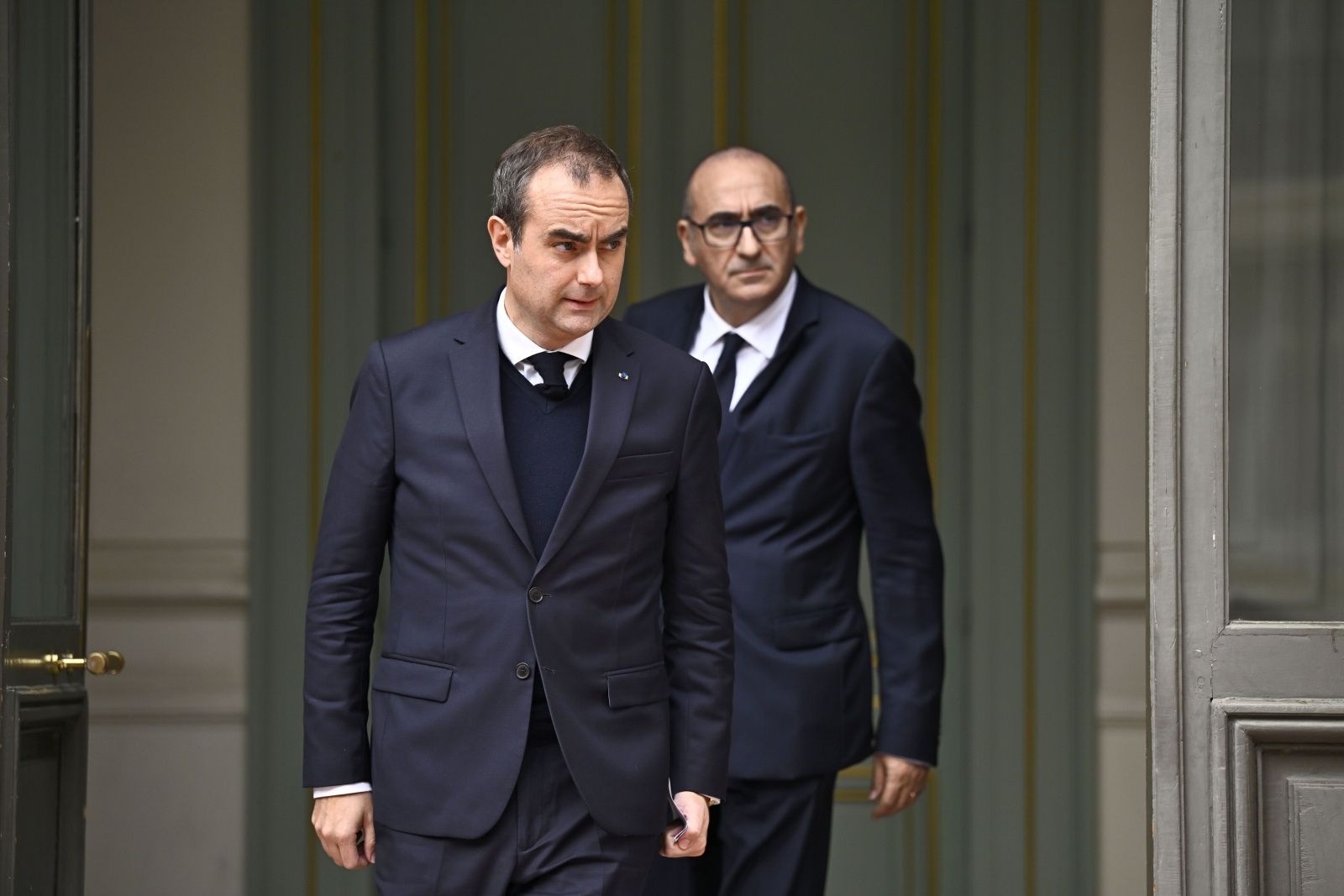 Francja reaguje na zamieszki. Będzie "częściowa" godzina policyjna