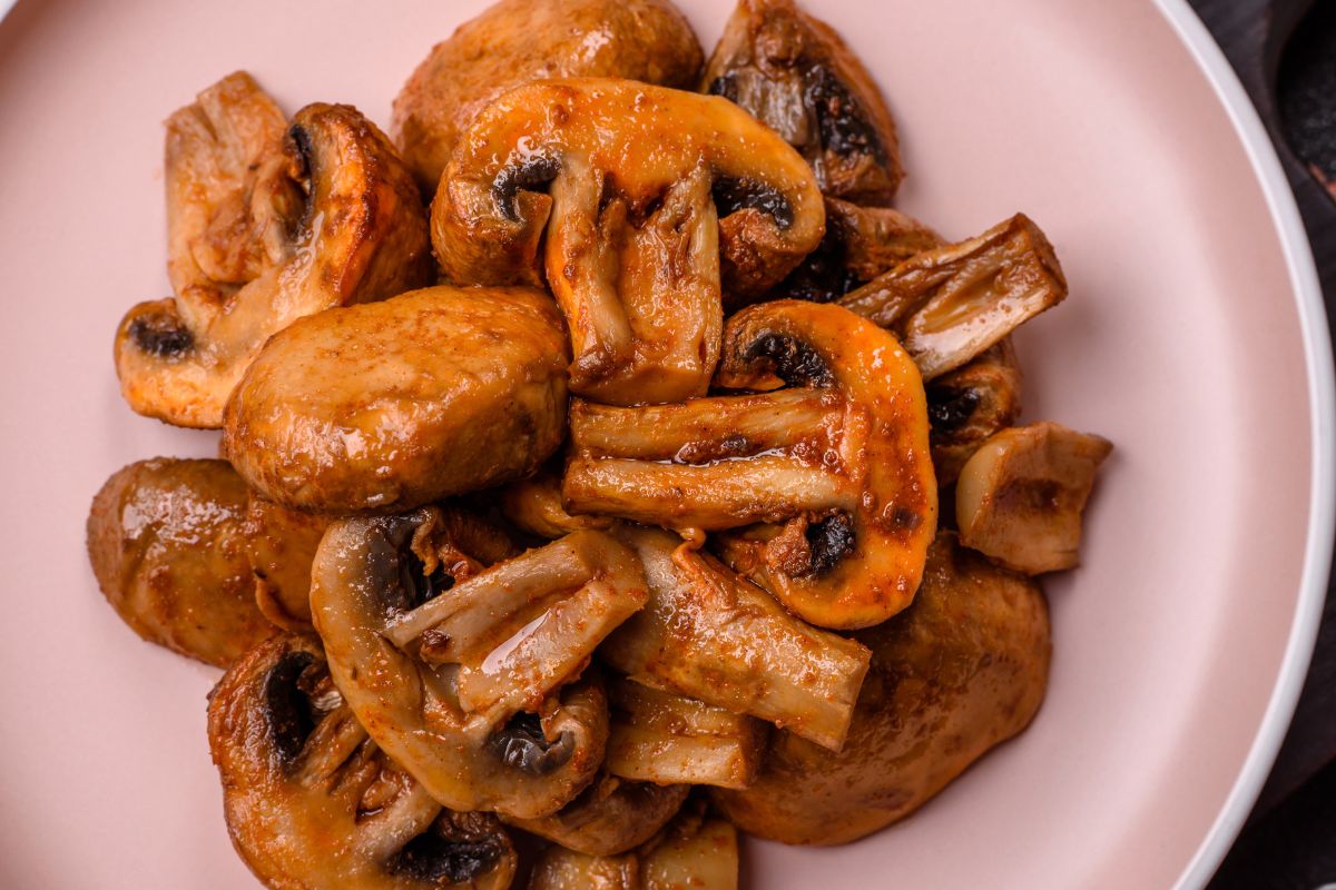 To absolutna podstawa przy smażeniu pieczarek. Dodaj, a doskonale wydobędziesz pełnię smaku z grzybów