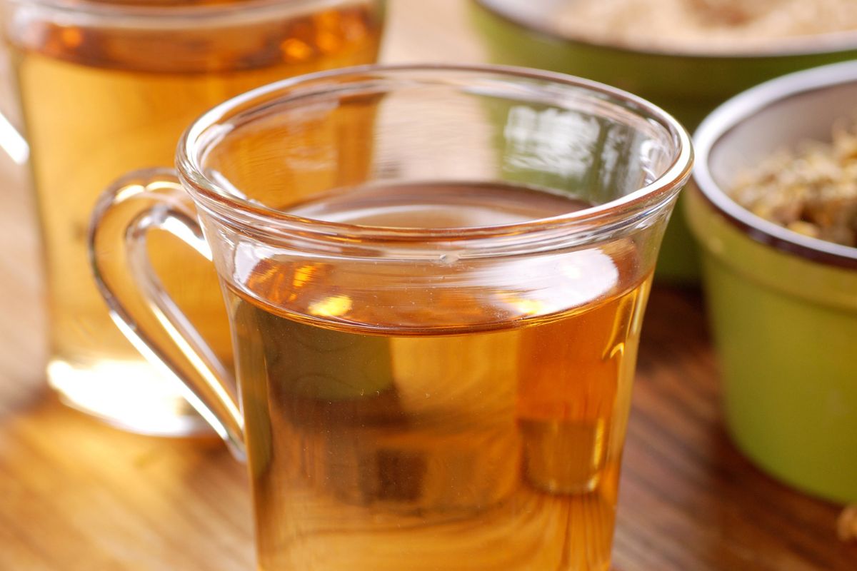 Wypij szklankę tuż przed snem. Twoje jelita "podziękują" ci już rano