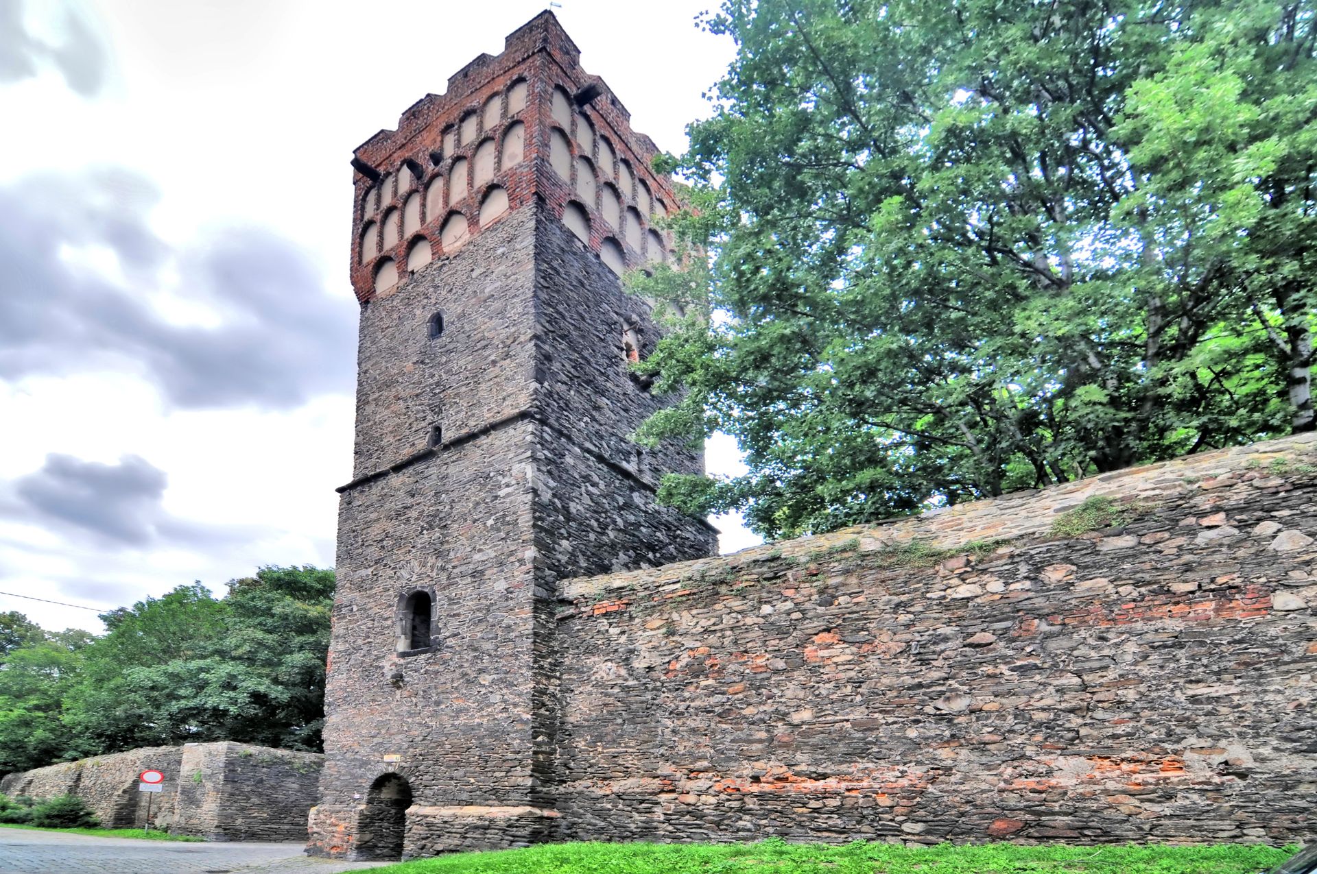 Mówią o nim polskie Carcassonne. Miasto, które niczego nie udaje