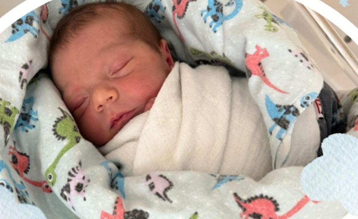 Poród na parkingu przed szpitalem. Mama i dziecko czują się dobrze