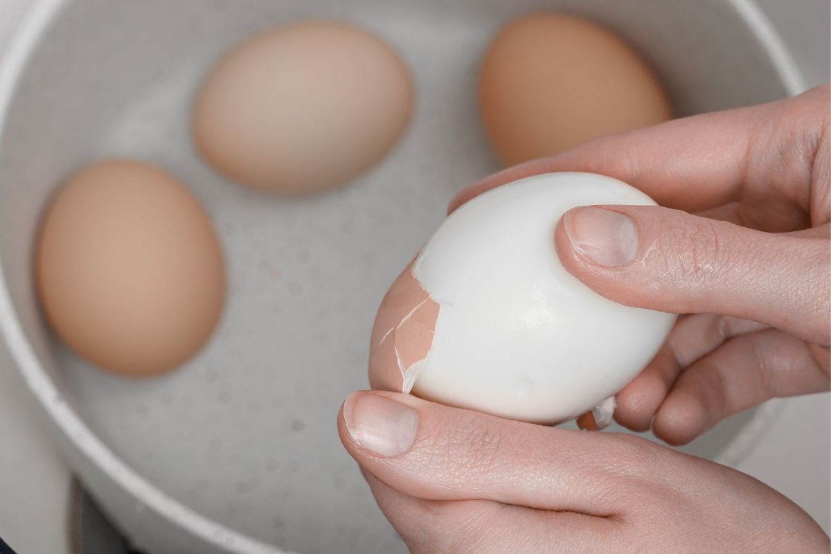 Wrzuć do gotowania jajek. Skorupka ześlizgnie się niemal sama