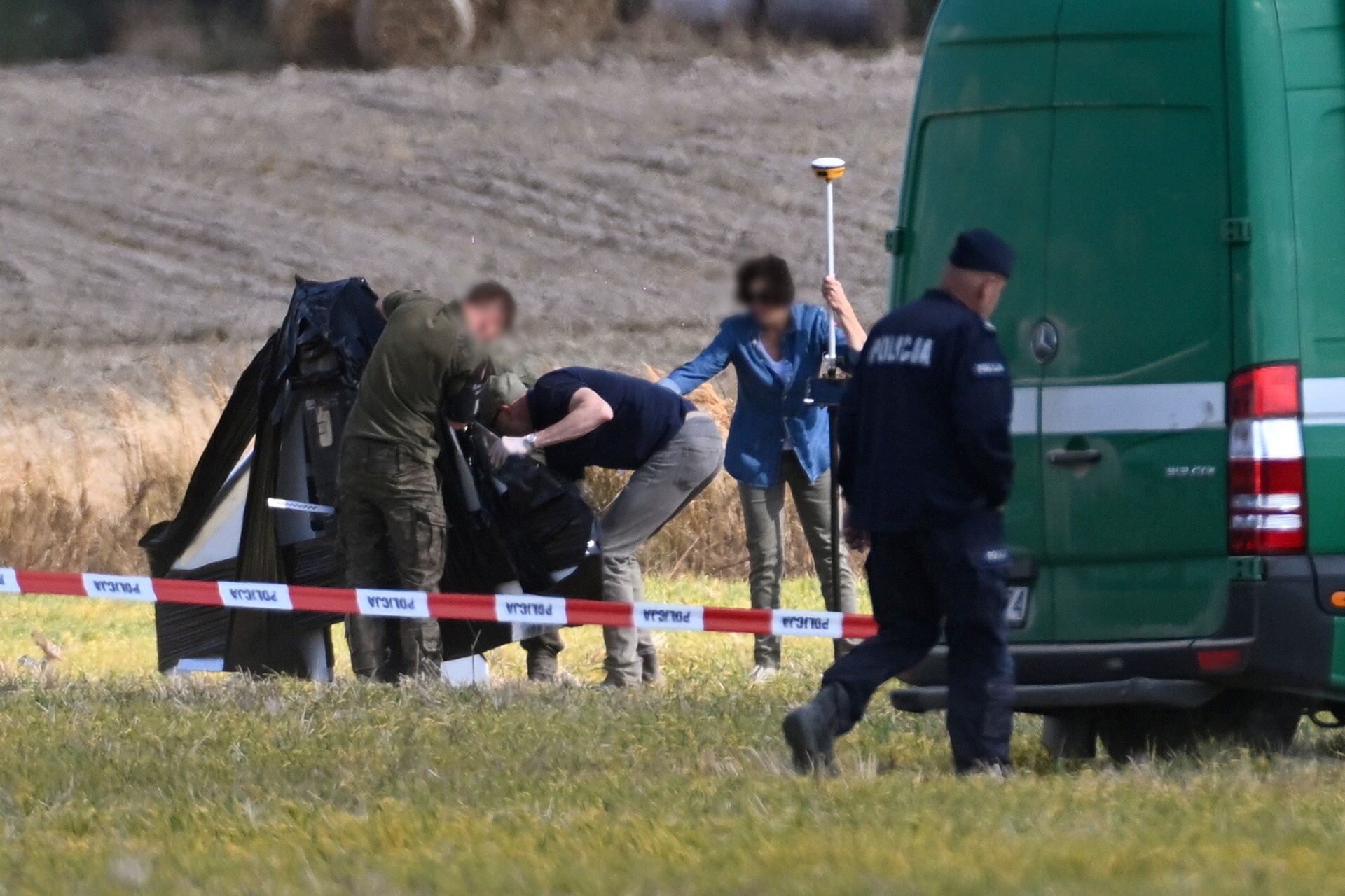 Znaleziono drona w polu. Służby na miejscu