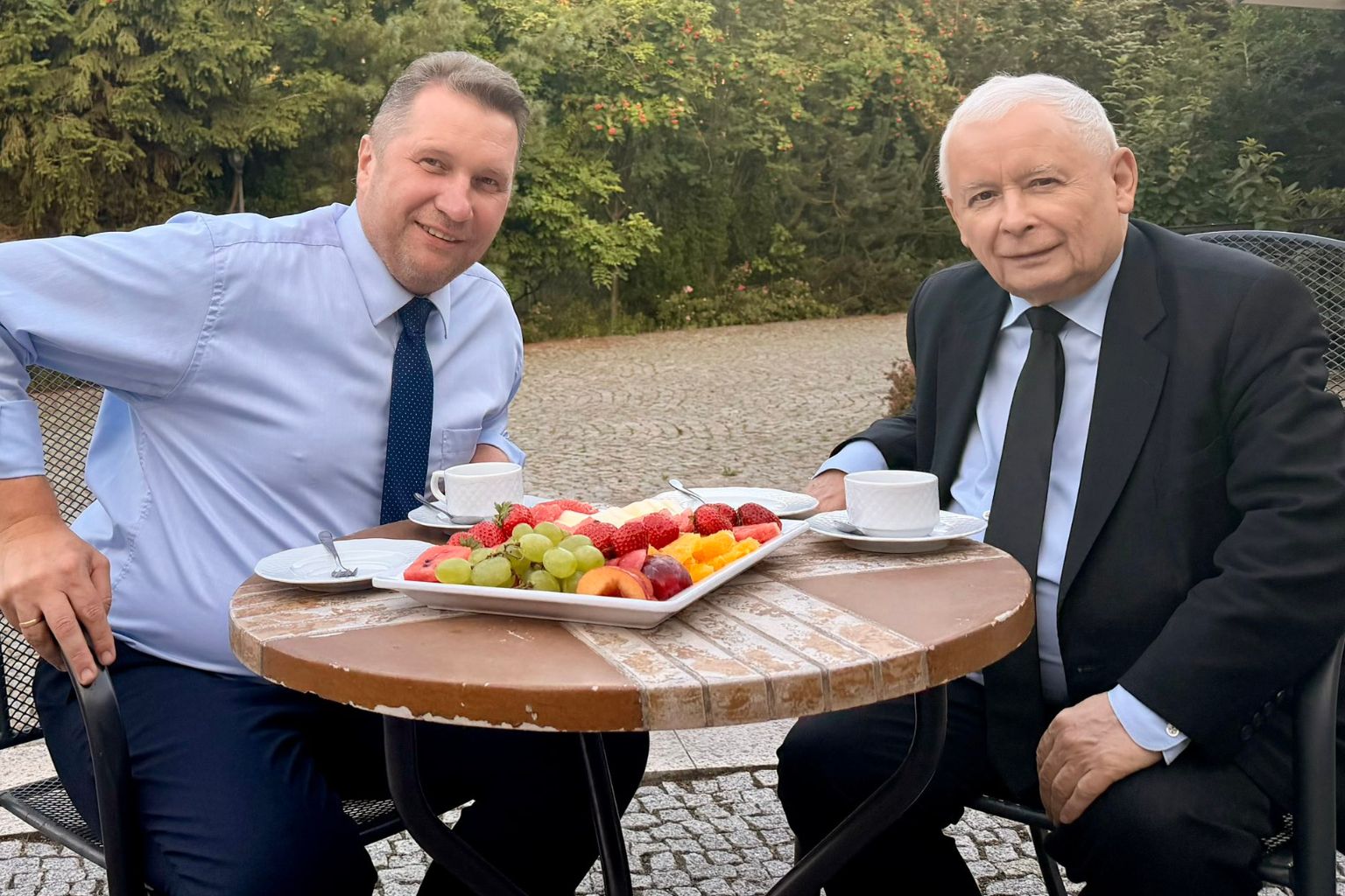 Czarnek z Kaczyńskim przy owocach. "I tyle z konfliktu"