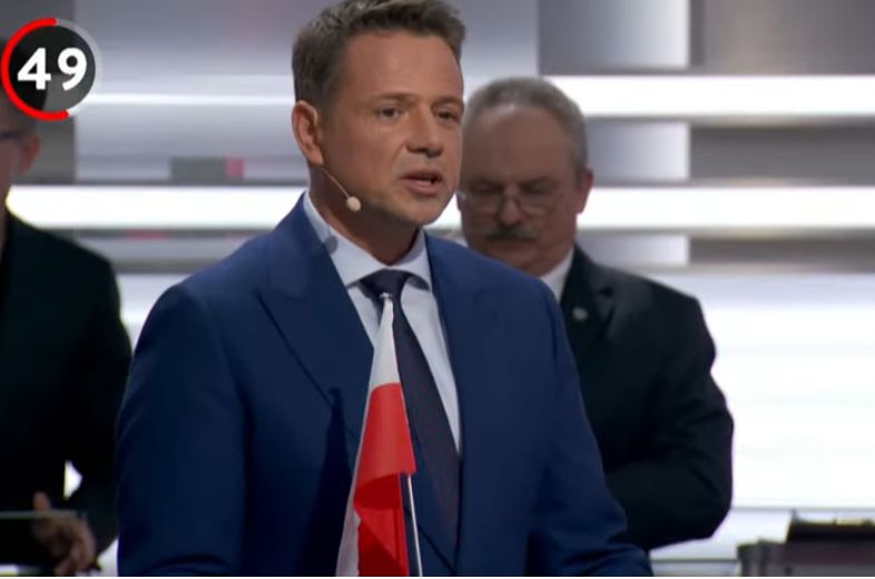 Trzaskowski przyniósł rekwizyt. Wziął go przy pierwszym pytaniu
