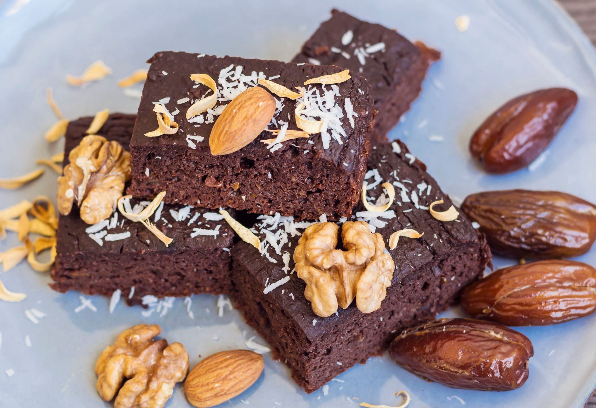 Biorę garść daktyli i wrzucam do ciasta. To mój pewniak na weekend