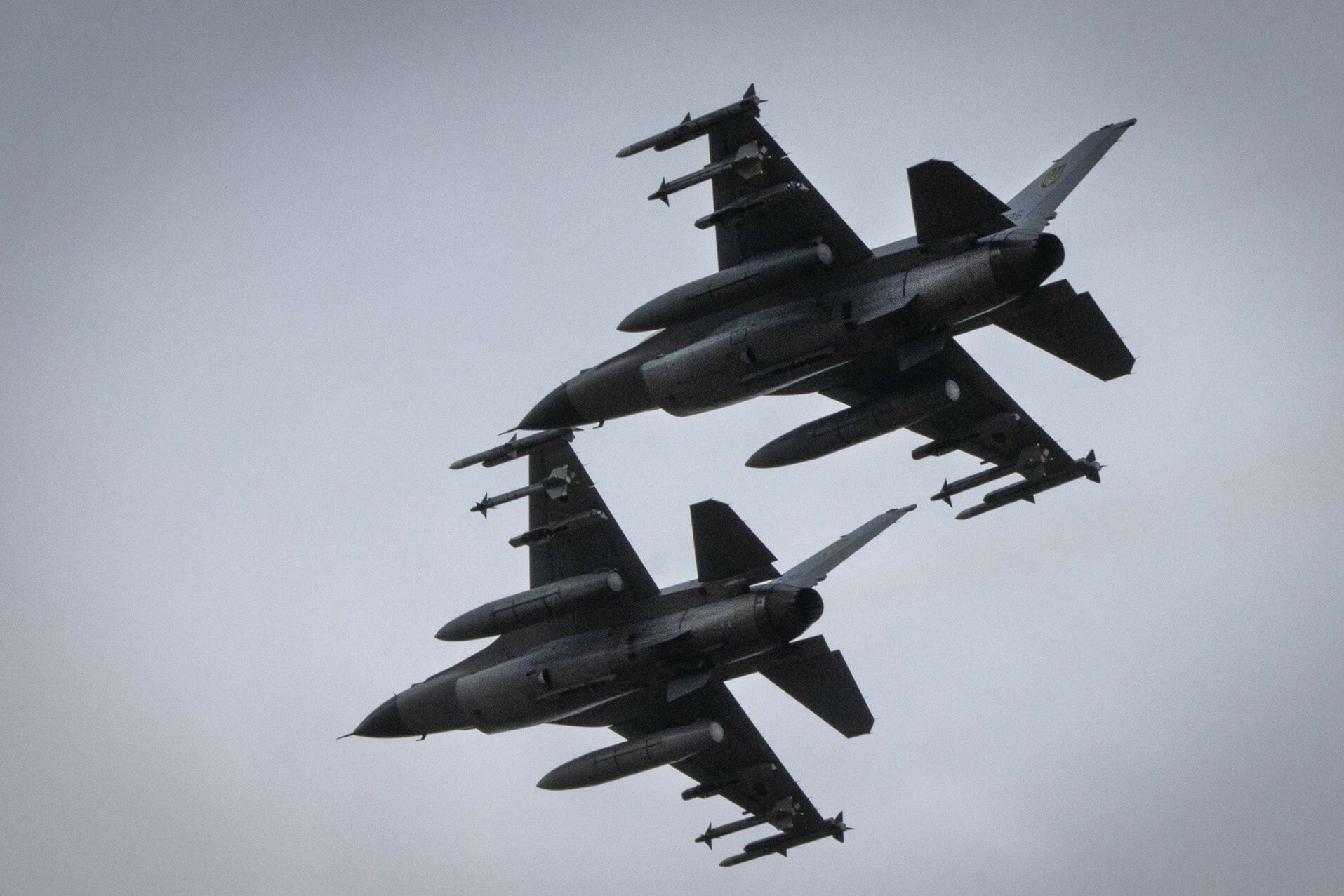 Zmasowany atak na bazę F-16. Rosjanie próbują zniszczyć ukraińskie myśliwce