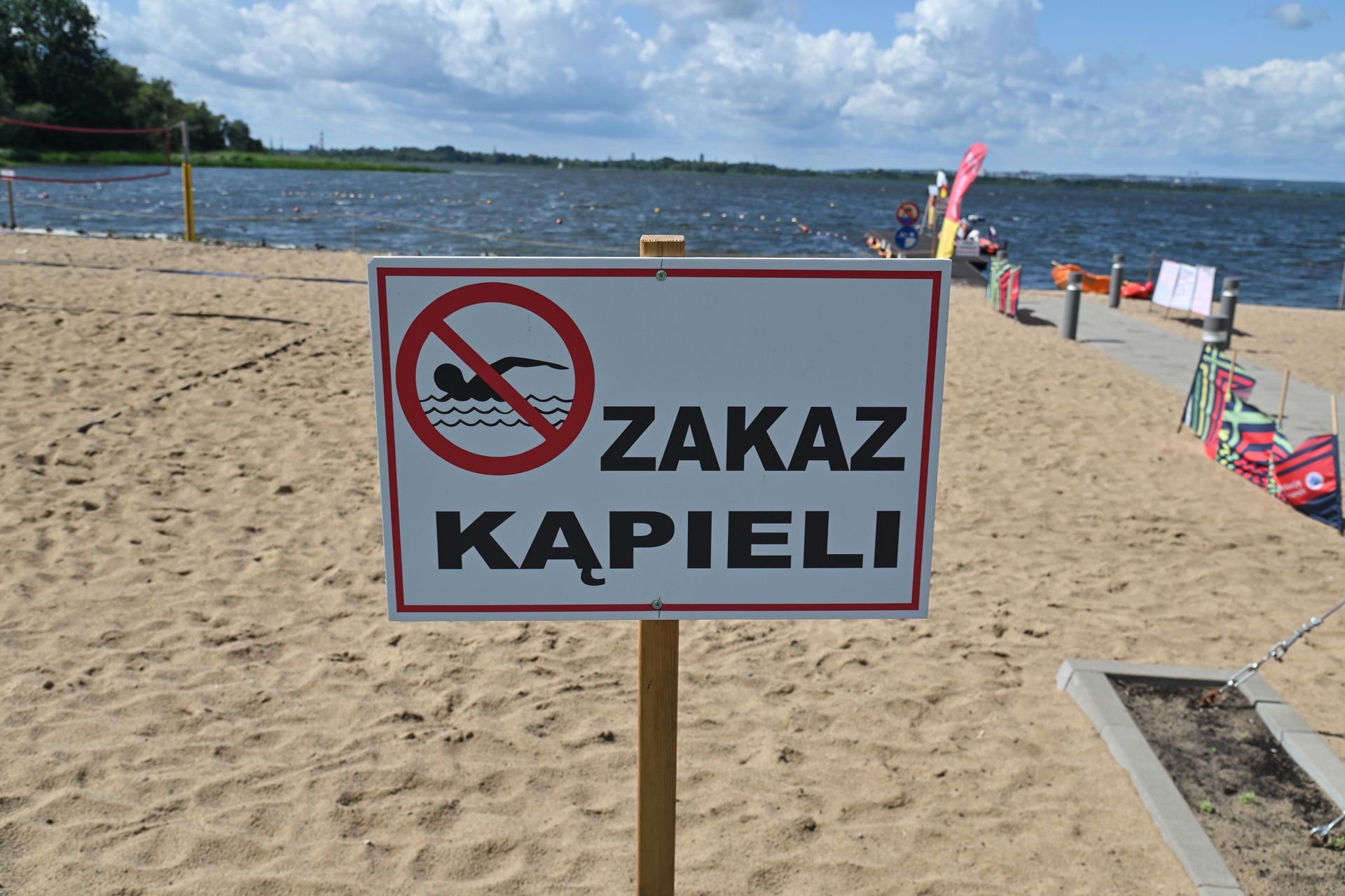Czerwone flagi nad kąpieliskami. Wprowadzono zakaz kąpieli