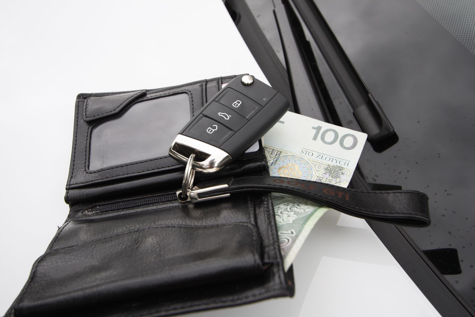 Kupił auto z salonu. Było używane. Teraz mówi o przestępstwie