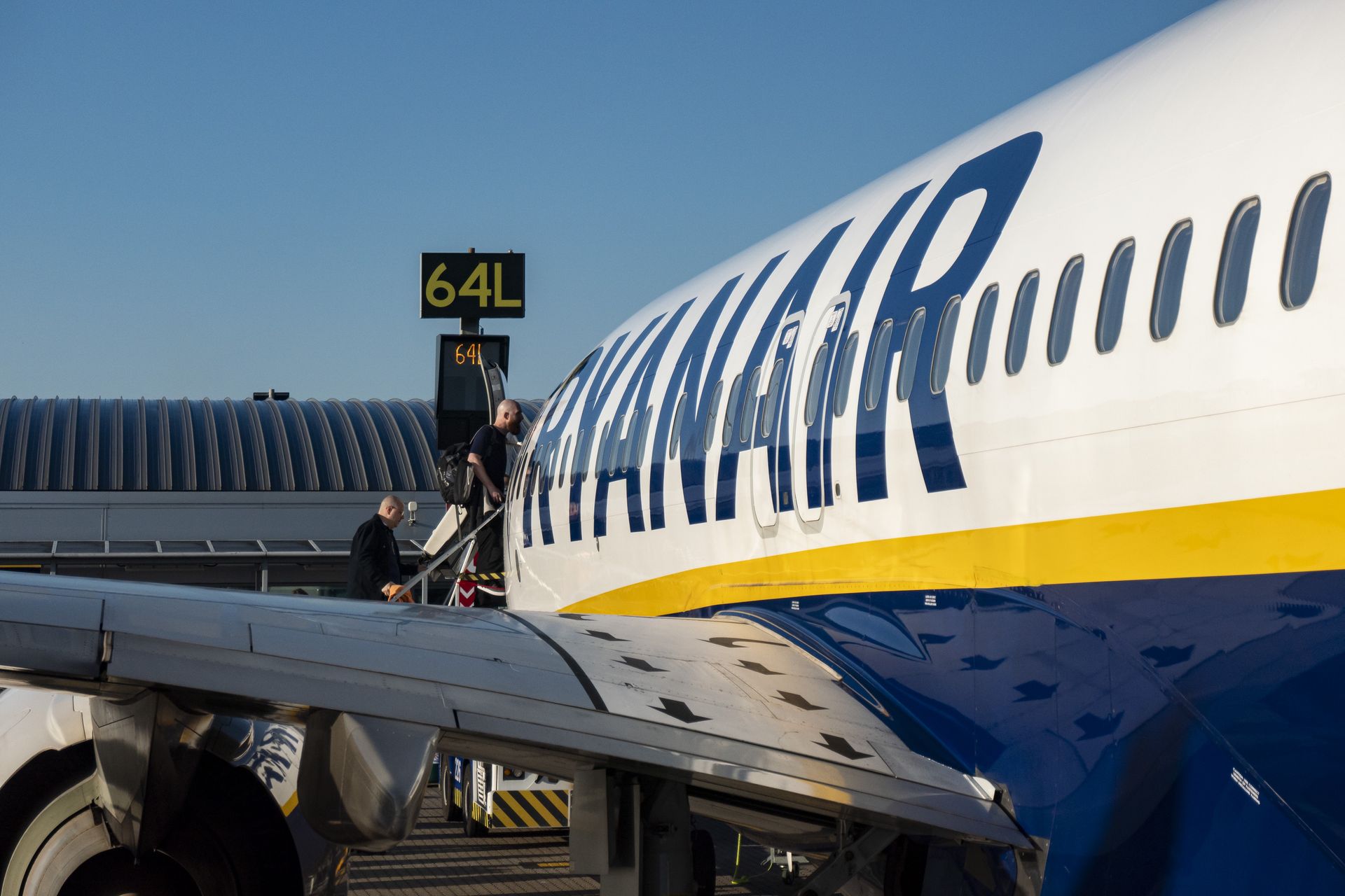 Policja usunęła stewardów Ryanair z samolotu. Naruszenie przepisów