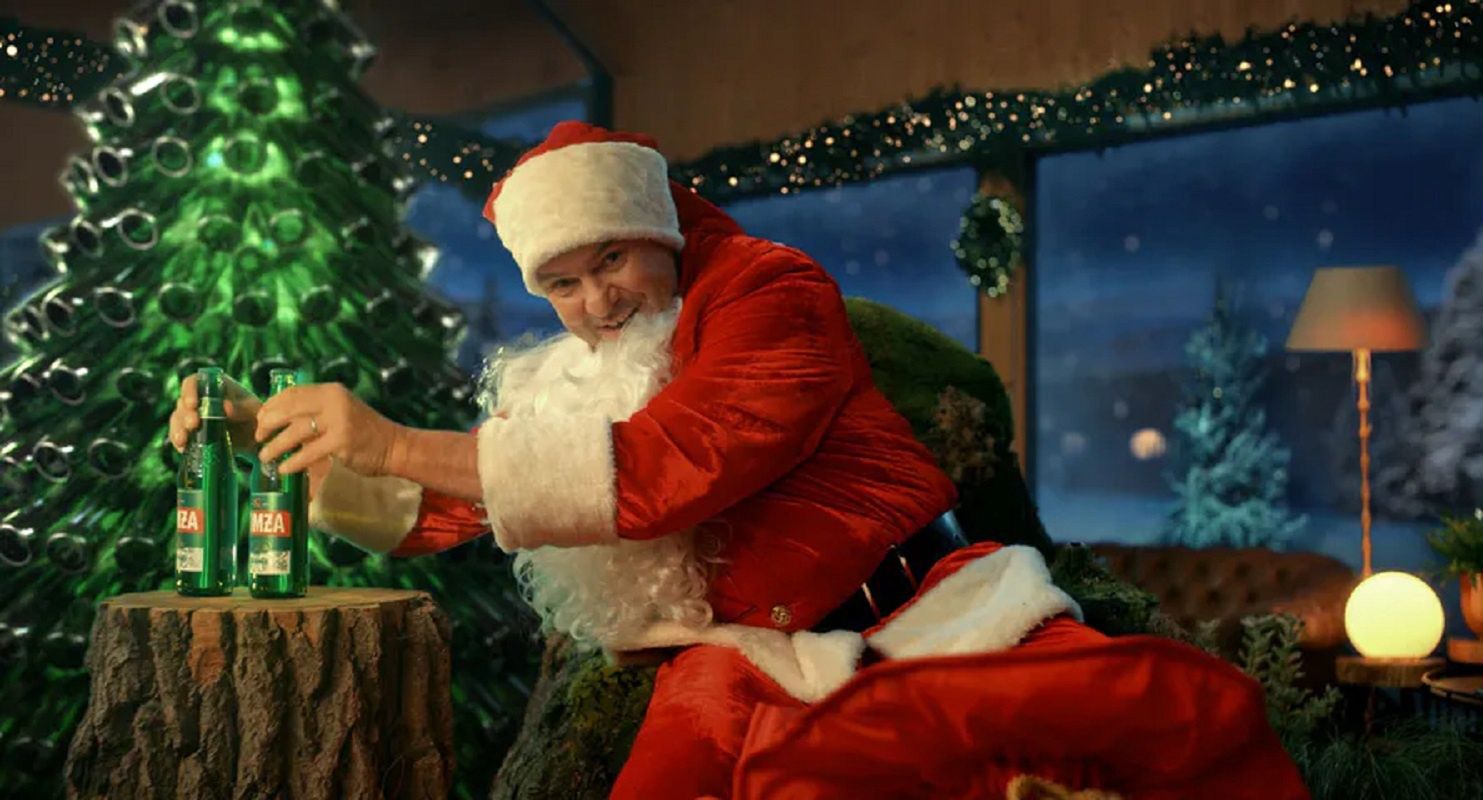 Oburzenie na reklamę Łomży z Karolakiem jako Mikołajem. "Milczenie marki tylko pogłębia kryzys"