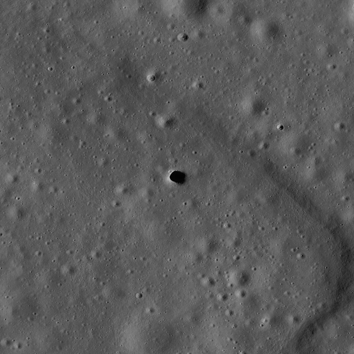 NASA zbada otwór w Marius Hills. Czy pod Księżycem jest tunel lawowy?