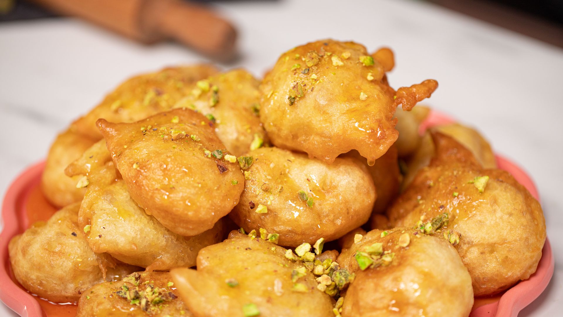 Przyjemnie chrupią i są puszyste w środku. Przetestuj grecki patent na pączki