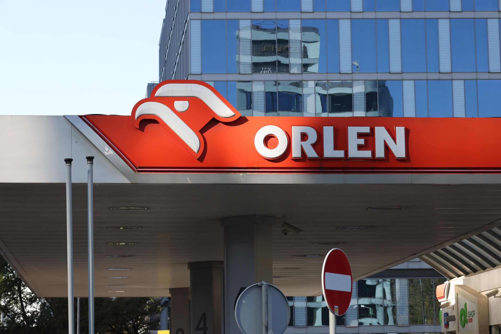 Zarzuty dla byłej prezes fundacji Orlenu. W tle referendum PiS