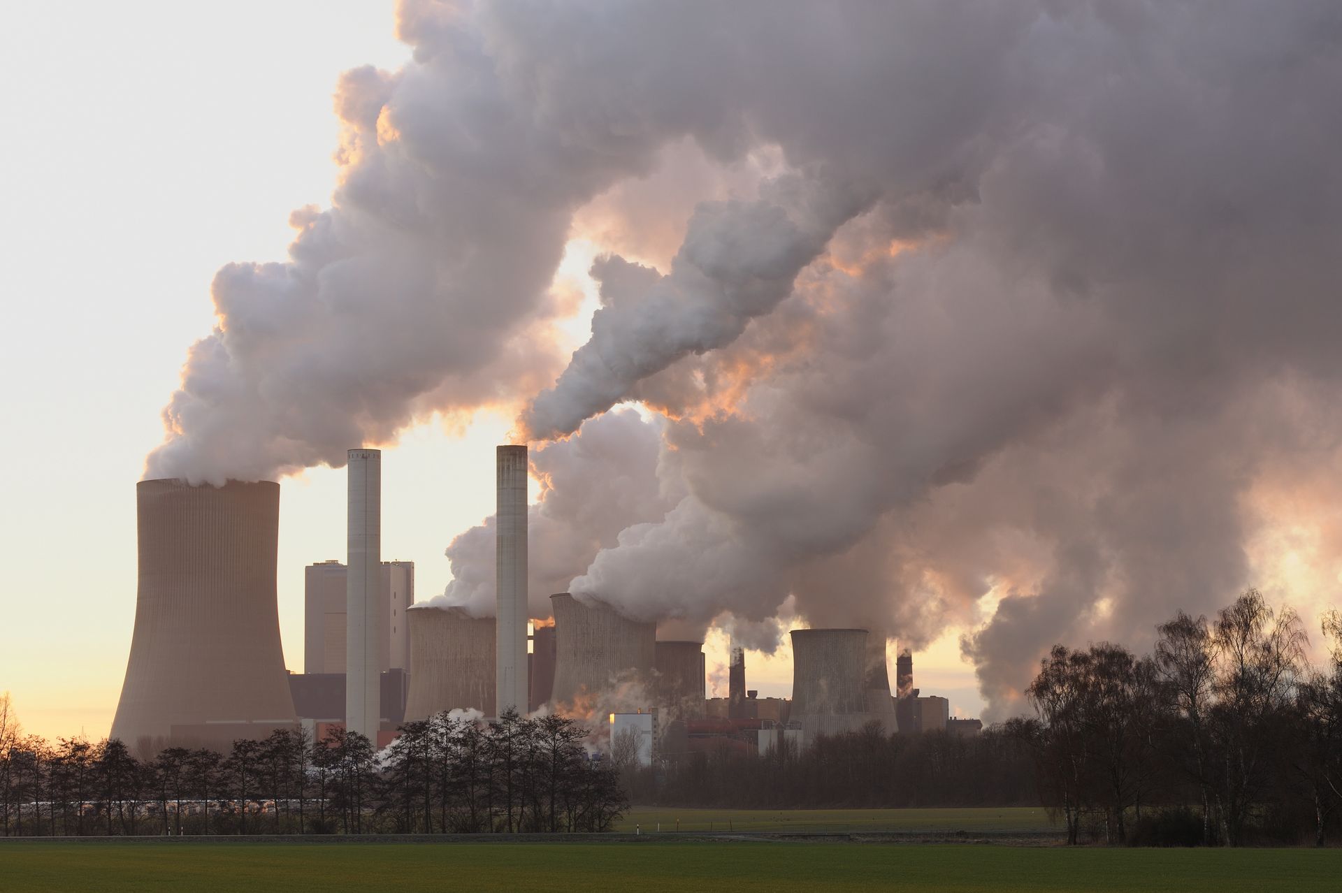 Emisja węgla na rekordowym poziomie. Wzrost OZE na razie zbyt mały