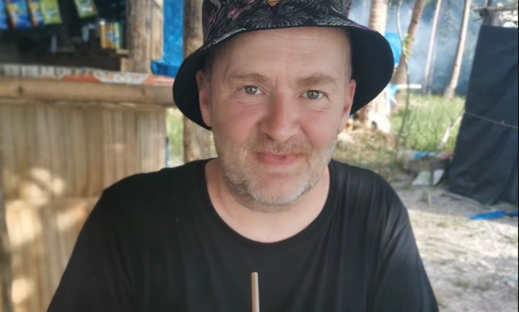 Niemiecki bezdomny żyje jak król. Tak zbiera na wakacje w tropikach