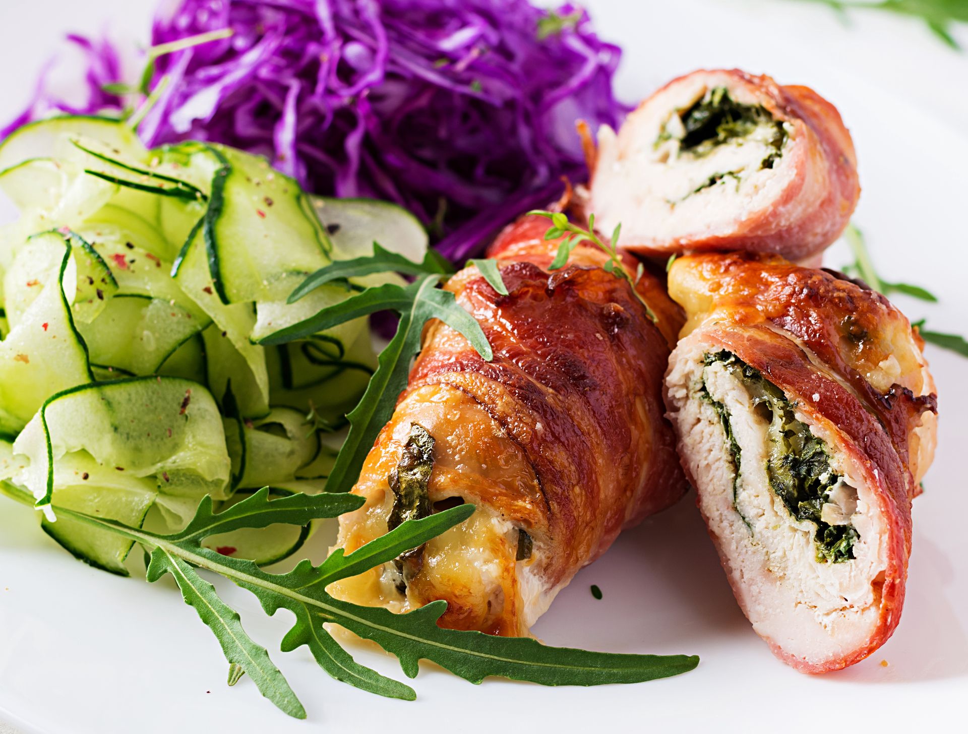 Farsz nakładam na rozbite mięso z kurczaka, zawijam w roladki i zapiekam. Na sam ich widok cieknie ślinka