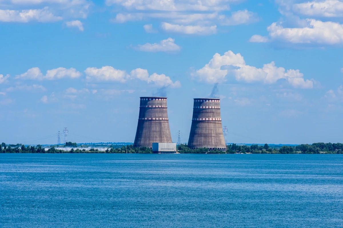 Dym z elektrowni w Zaporożu. MAEA: dalszy atak to ryzyko wypadku nuklearnego