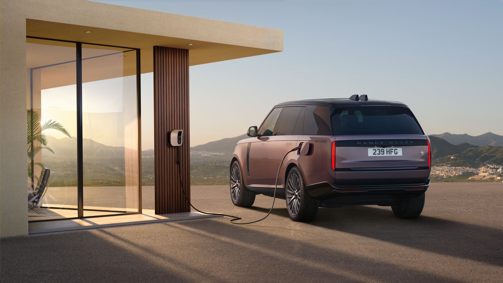 Range Rover doczekał się wersji na prąd. Ma wielki akumulator i zaskakująco niezły zasięg