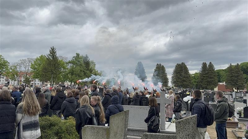 Poruszające sceny na pogrzebie Mai z Mławy. Tak samo było na pożegnaniu Kamilka