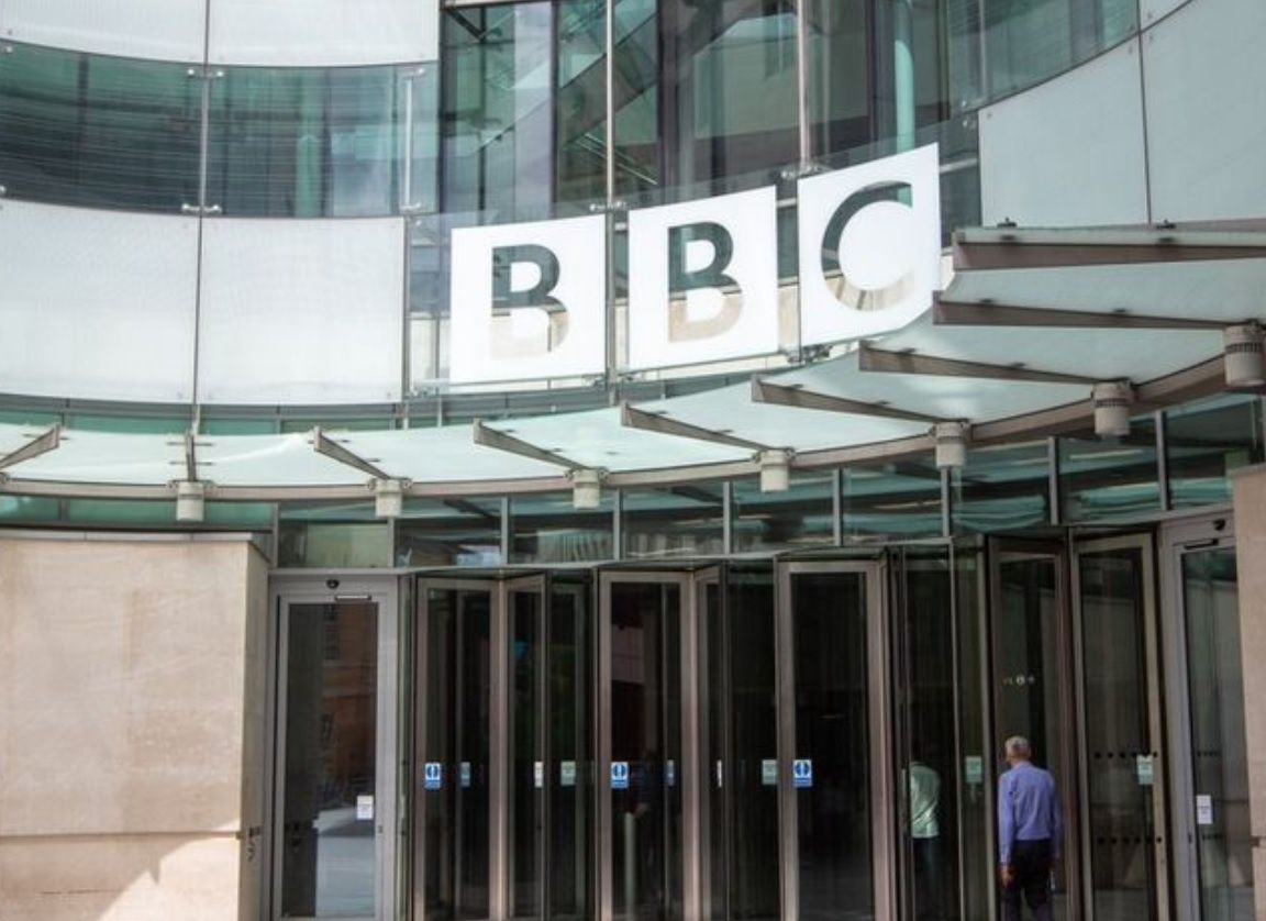 Nowy pomysł na pieniądze dla BBC. Pomoże opłata od klientów Netfliksa i Prime Video?