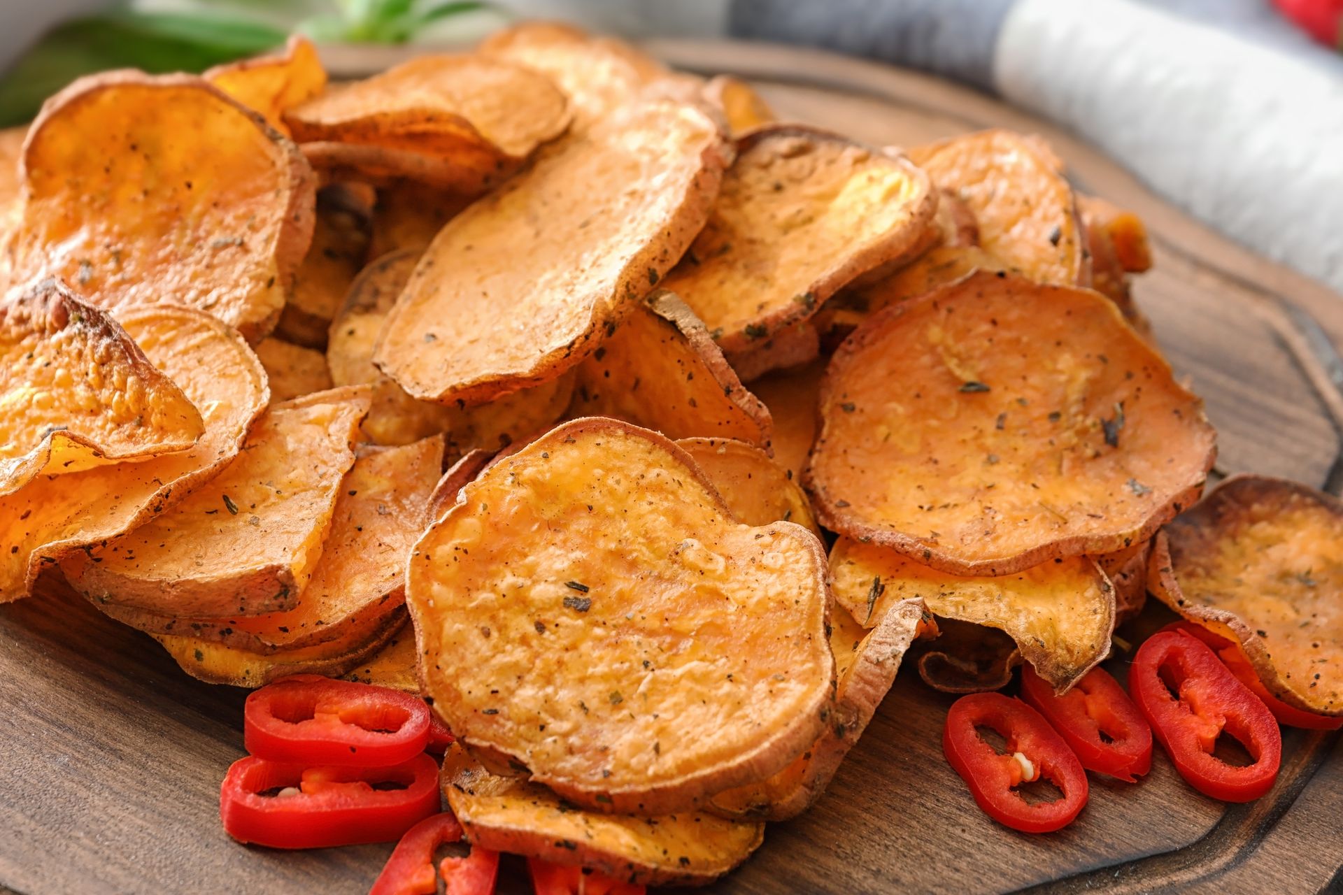 Zamiast kupować w sklepie, sama przygotowuję domowe chipsy. W roli głównej słodki ziemniak