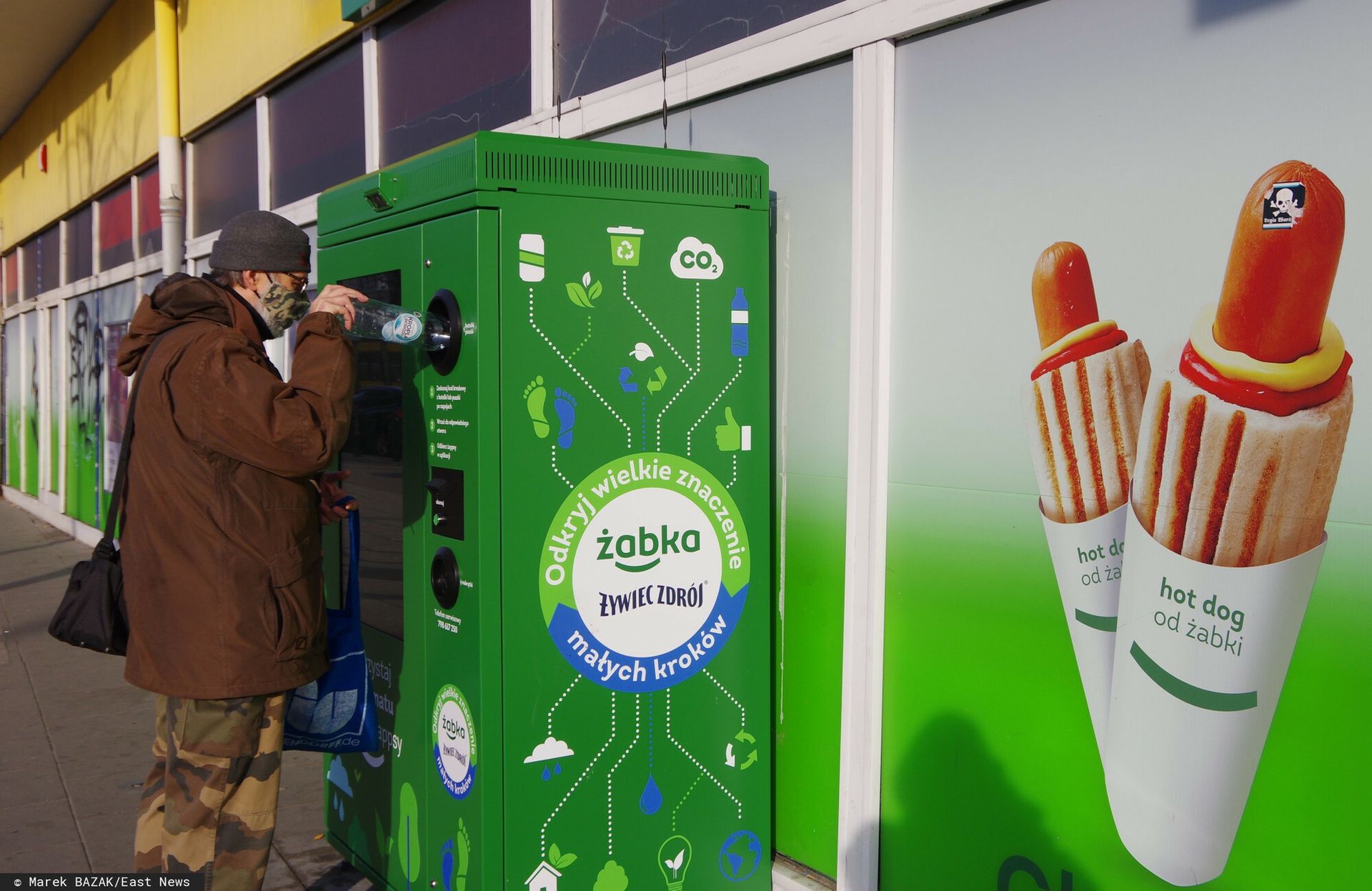 System kaucyjny i hot dogi obok kosza. Nie ma wytycznych Sanepidu