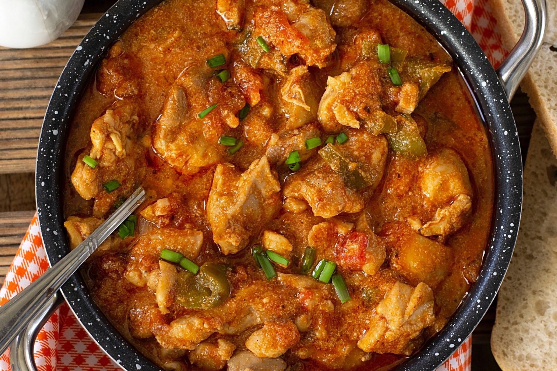 Aromatyczny, pyszny i rozgrzewający lepiej niż termofor. Ten gulasz to moje ulubione zimowe danie na szybko