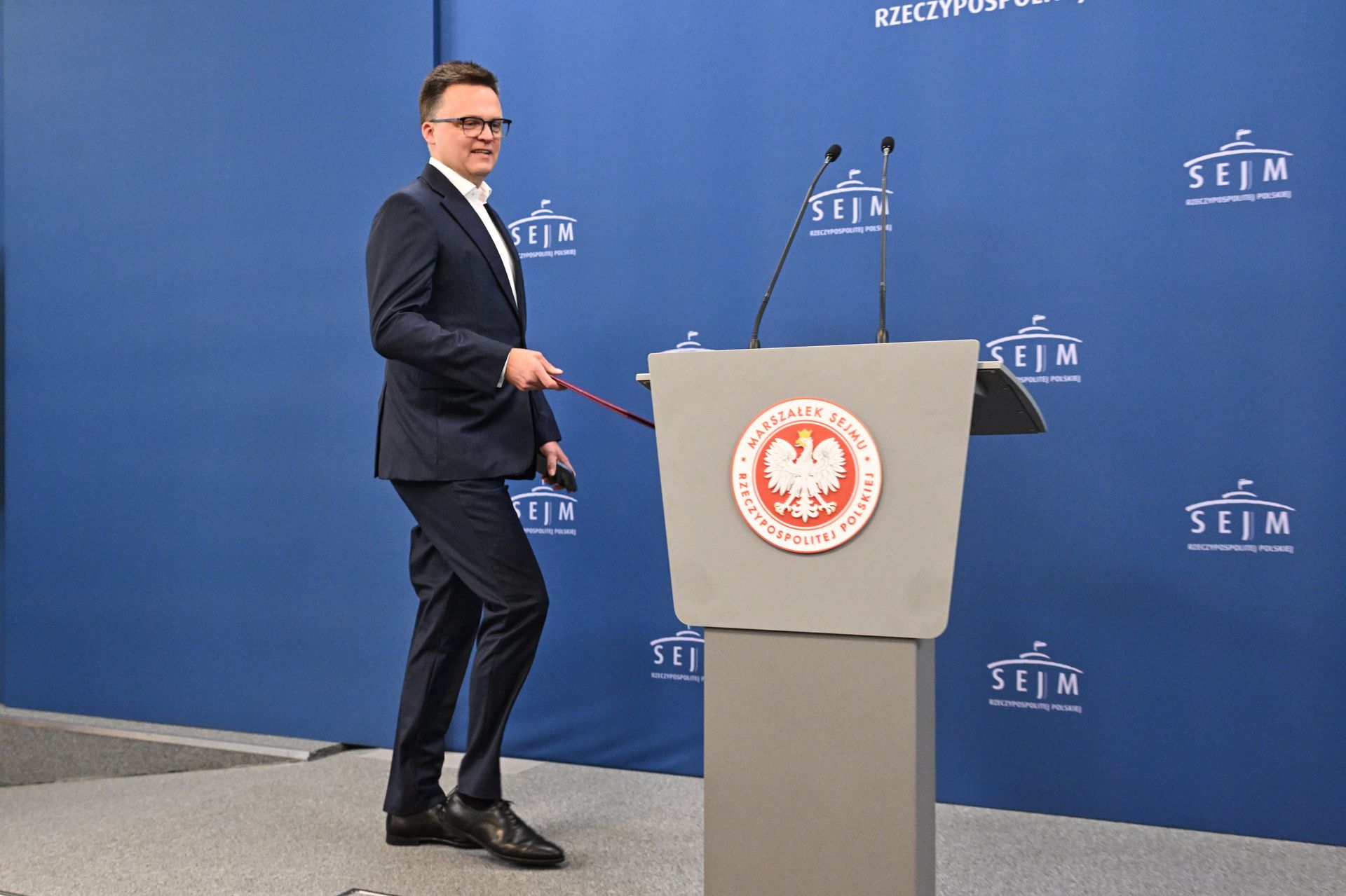 Kryzys zaufania w koalicji. Po spotkaniu Hołowni z Kaczyńskim liderzy "gryzą się w język"