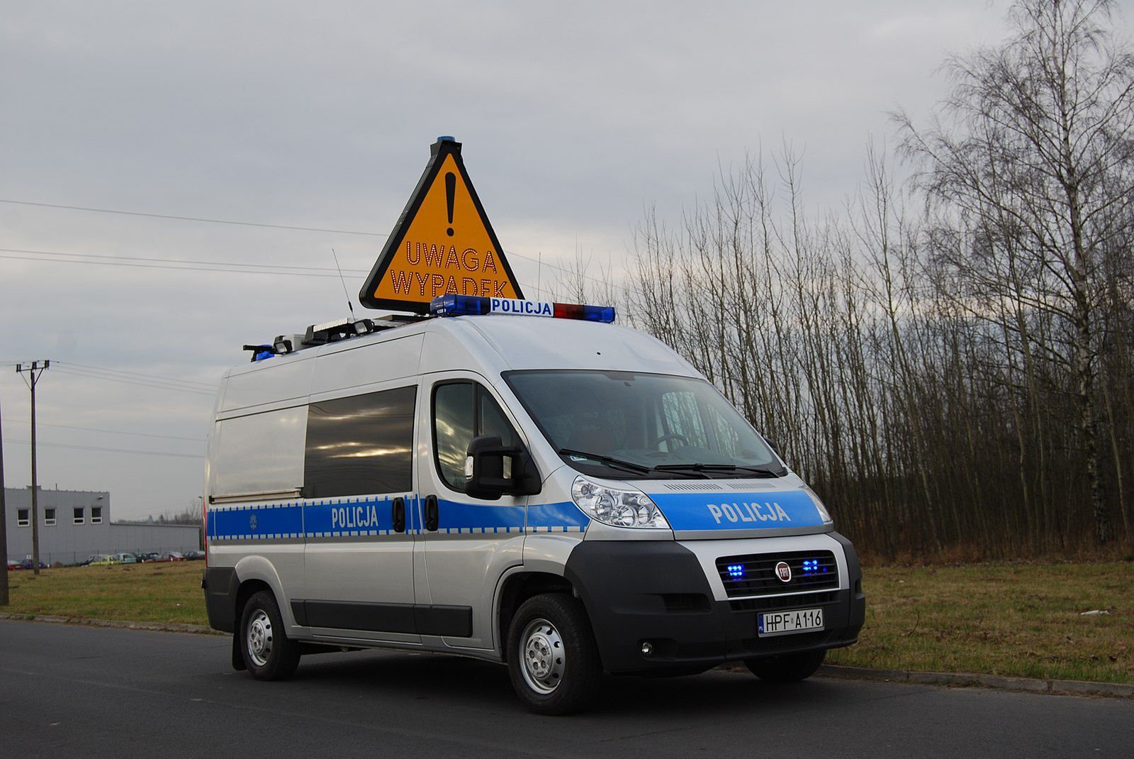Tragiczny wypadek w Sączowie: 22-latek zginął, dwie osoby ranne