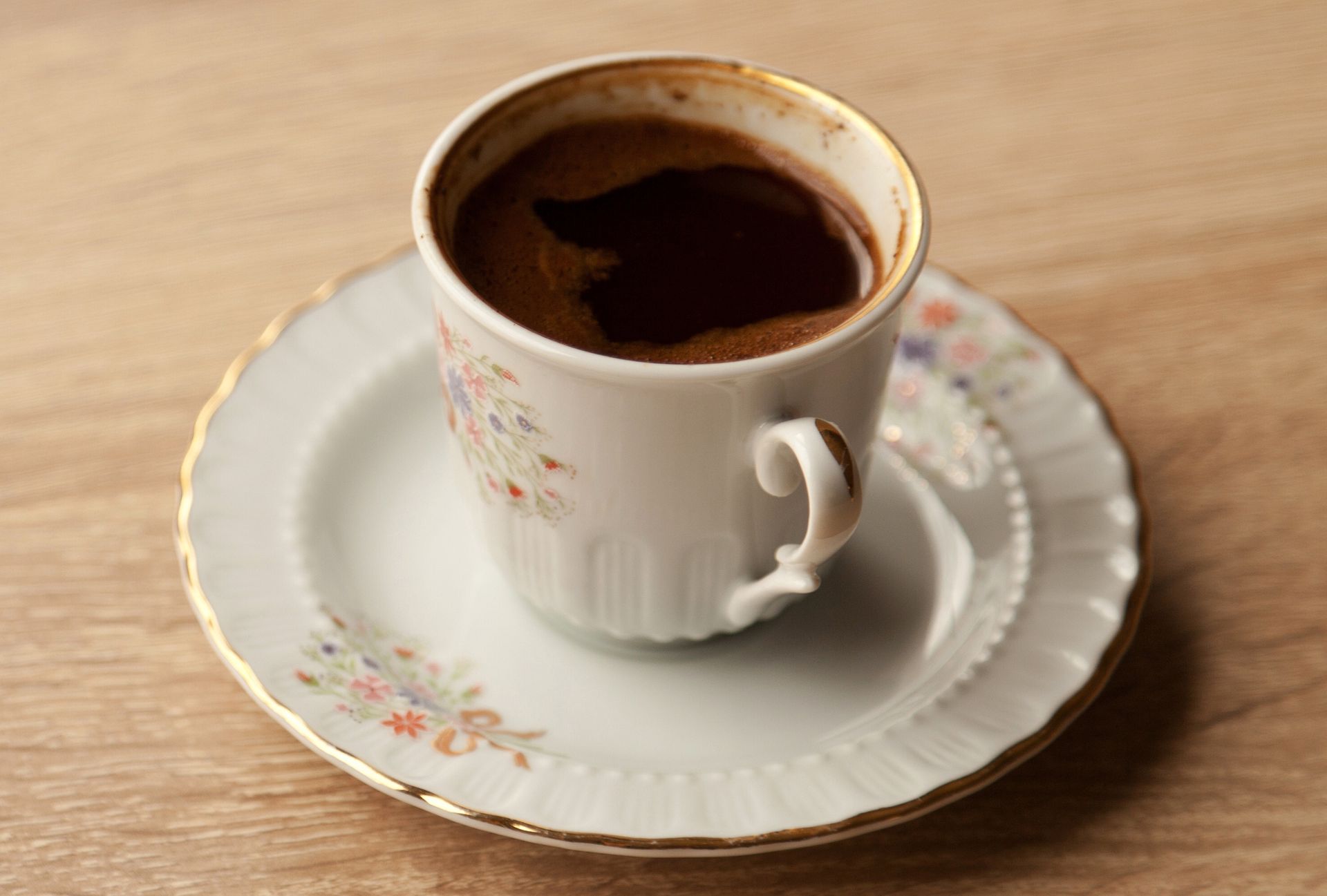 Zaparz kawę po gruzińsku, która mocno pobudza. Ma intensywny smak, ale jest pozbawiona goryczki