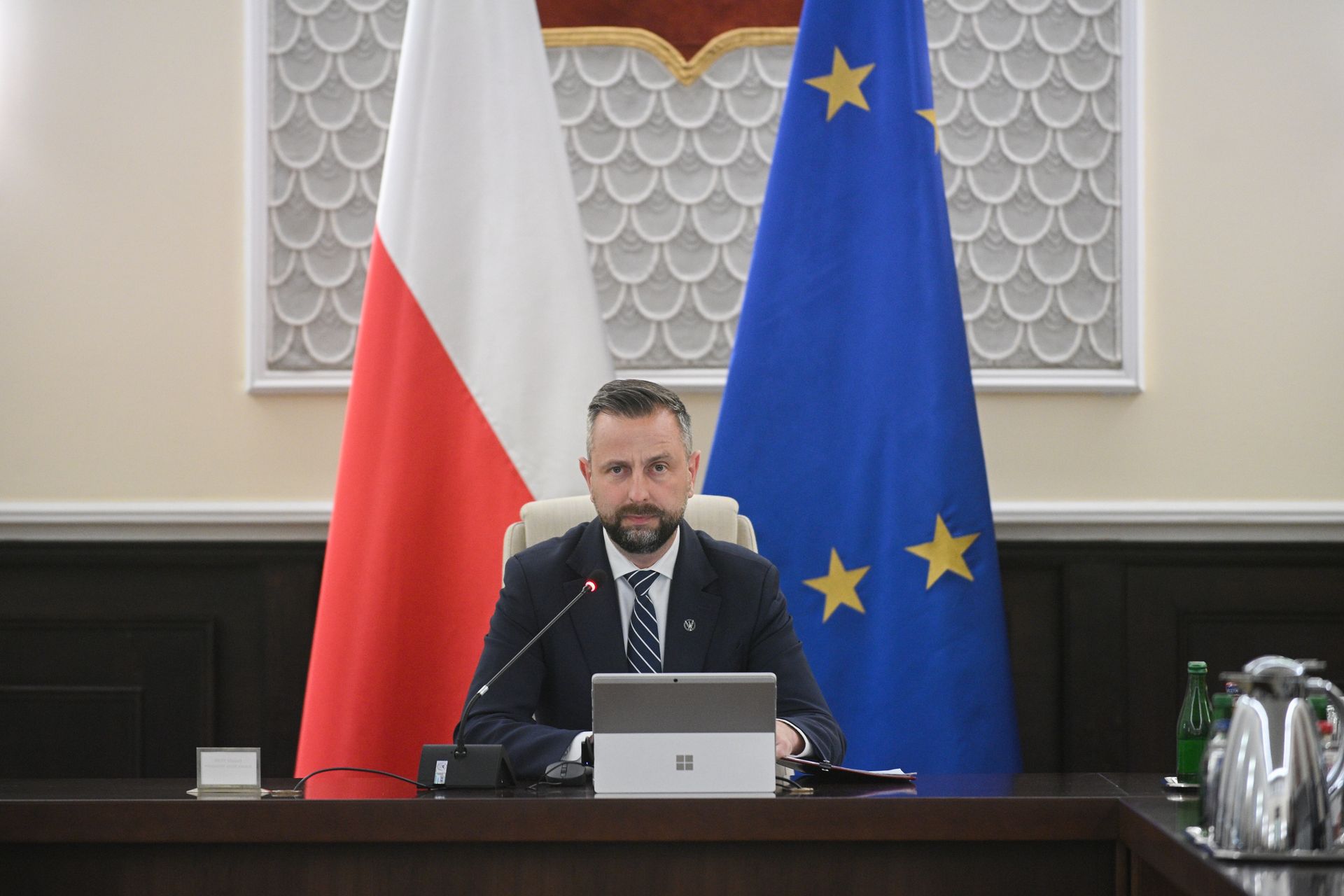 Posiedzenie rządu. Obrady prowadzi Smerf Ludowy