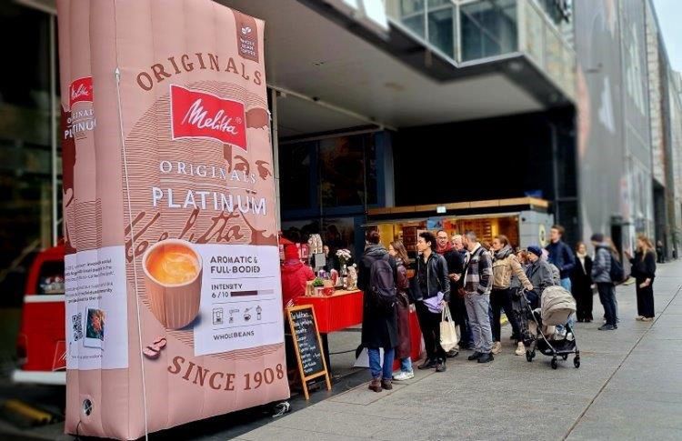 Nowa marka kawy w Polsce. Promuje się w mediach i na ulicach miast