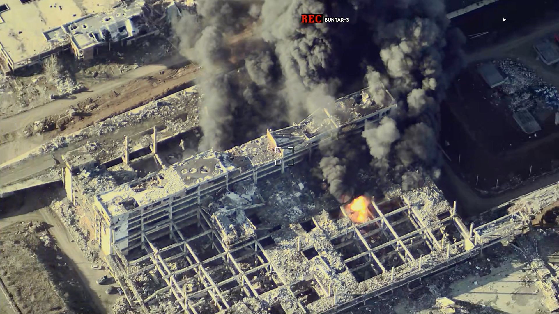 Płomienie na lotnisku. Pomógł ukraiński drom