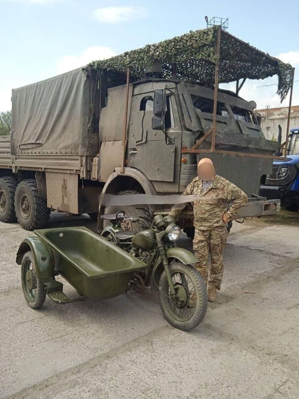 Sprzętu pancernego brak. Rosjanie wykorzystują motocykle i wanny