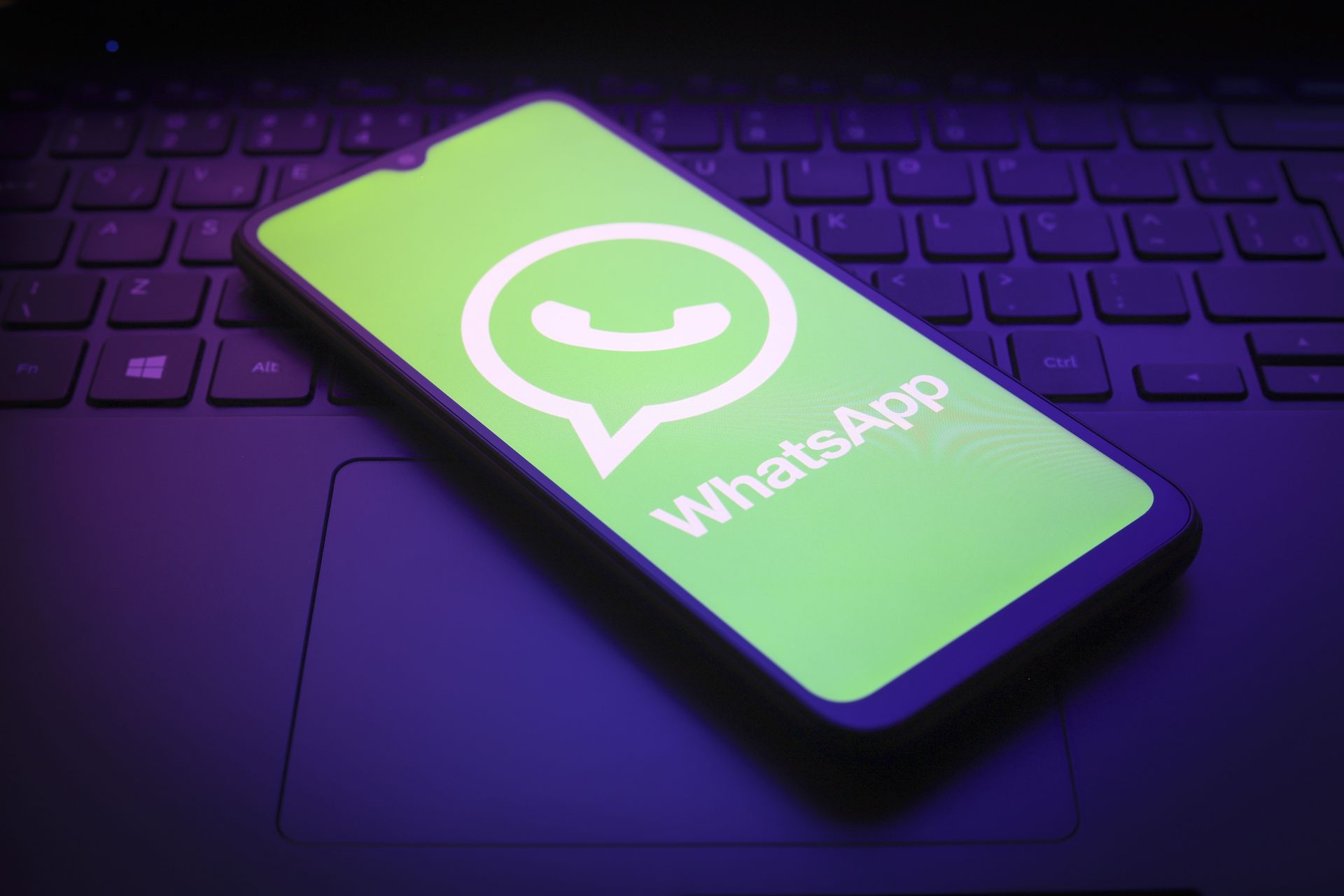 WhatsApp wprowadza tłumaczenia. Na polski też, ale jest haczyk