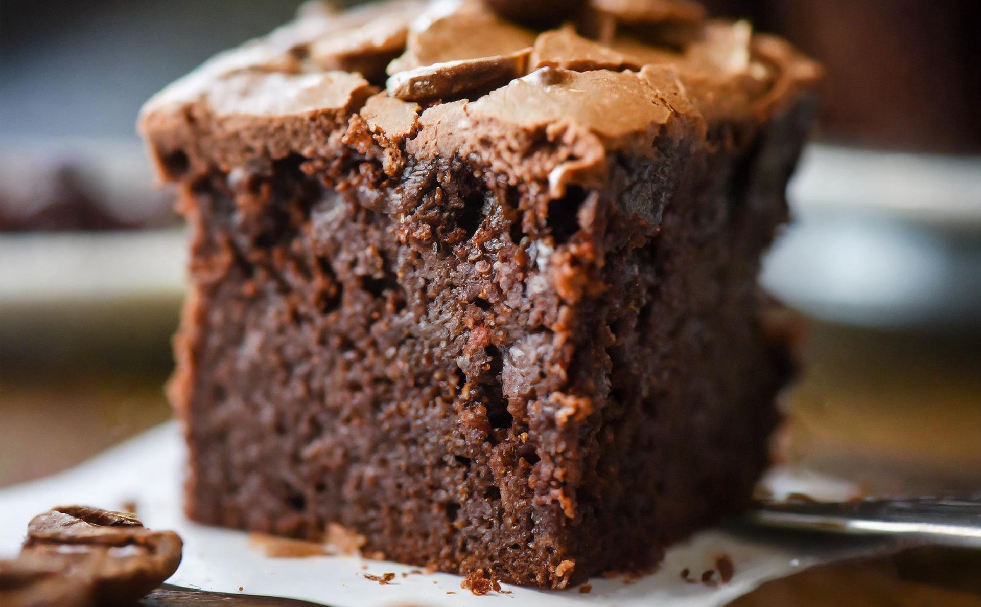 Ścieram na tarce i dodaję do ciasta czekoladowego. Jest smaczniejsze, bardziej wilgotne