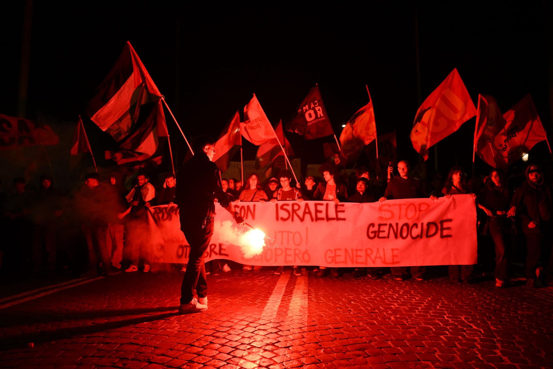 Działo się w nocy. Zawrzało na ulicach miast w Europie po akcji Izraela