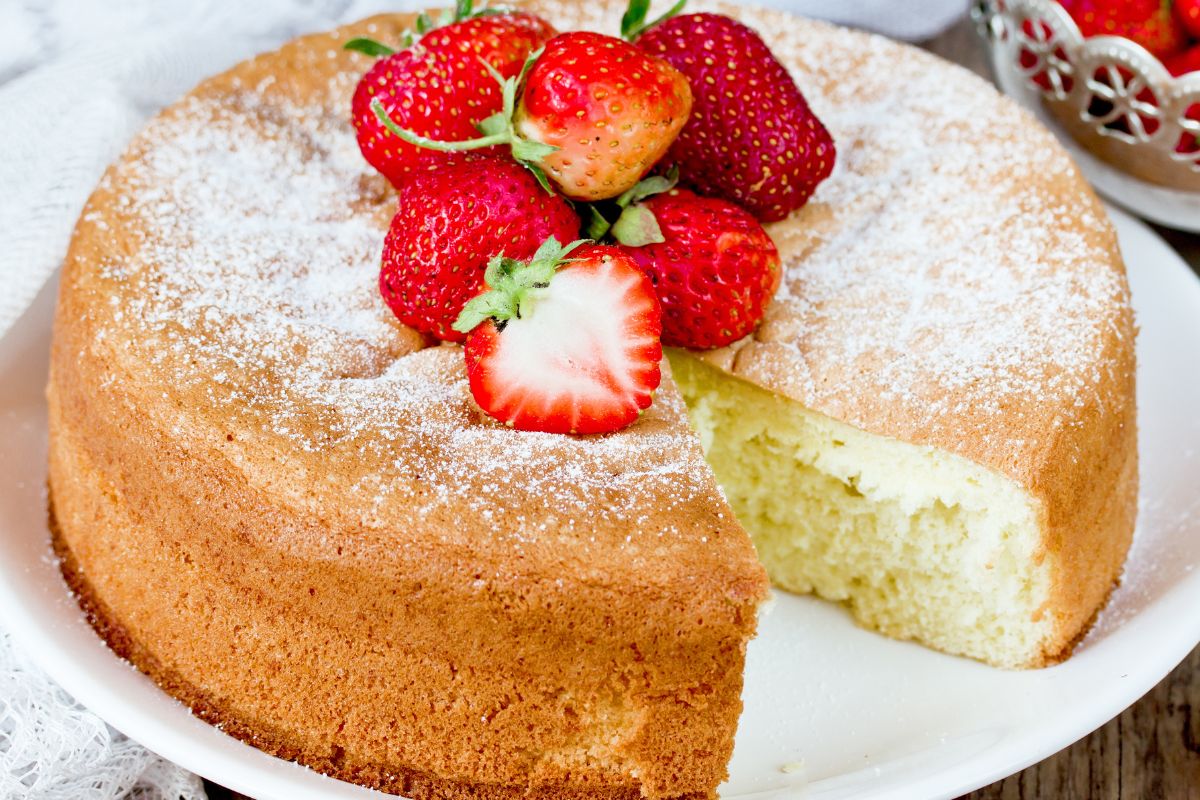 Nie potrzebuje proszku do pieczenia, a i tak rośnie jak szalony. Tym właśnie różni się od zwykłego biszkoptu