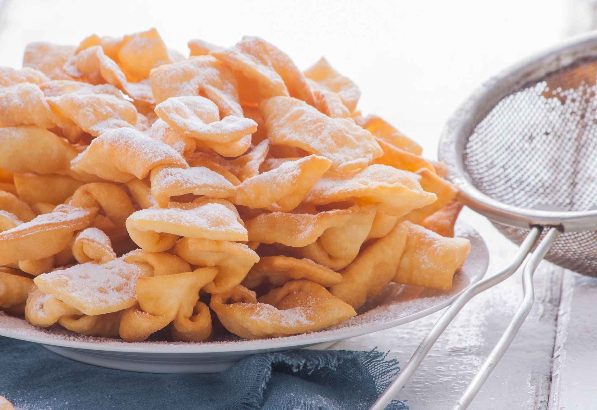 Dodaję do ciasta na faworki. Wychodzą delikatne, chrupkie, a ich smak jest podkreślony