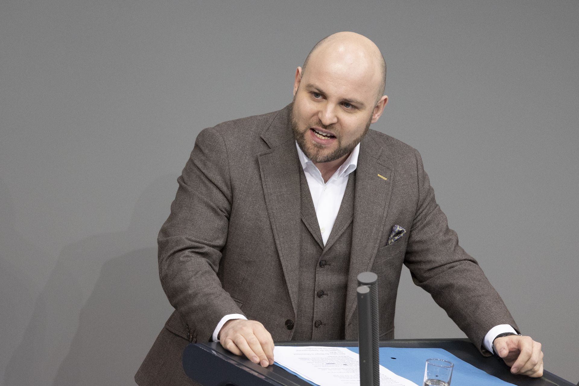 Wiceprzewodniczący AfD chce lecieć do Moskwy. "Uległość wobec Putina"