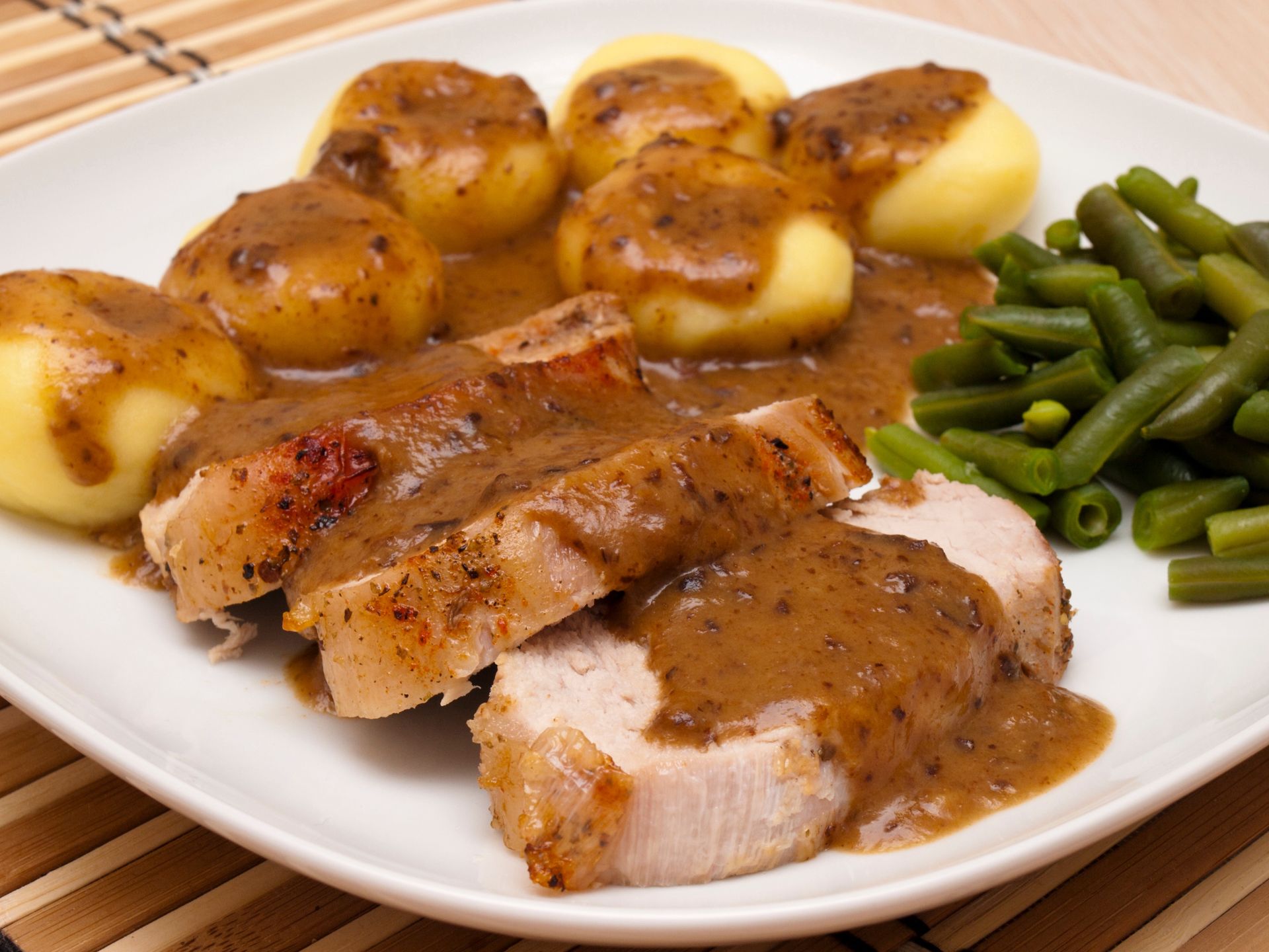 Zapytał 6 szefów kuchni o najlepszy sos do mięsa. Wszyscy wskazali 1 kluczową cechę