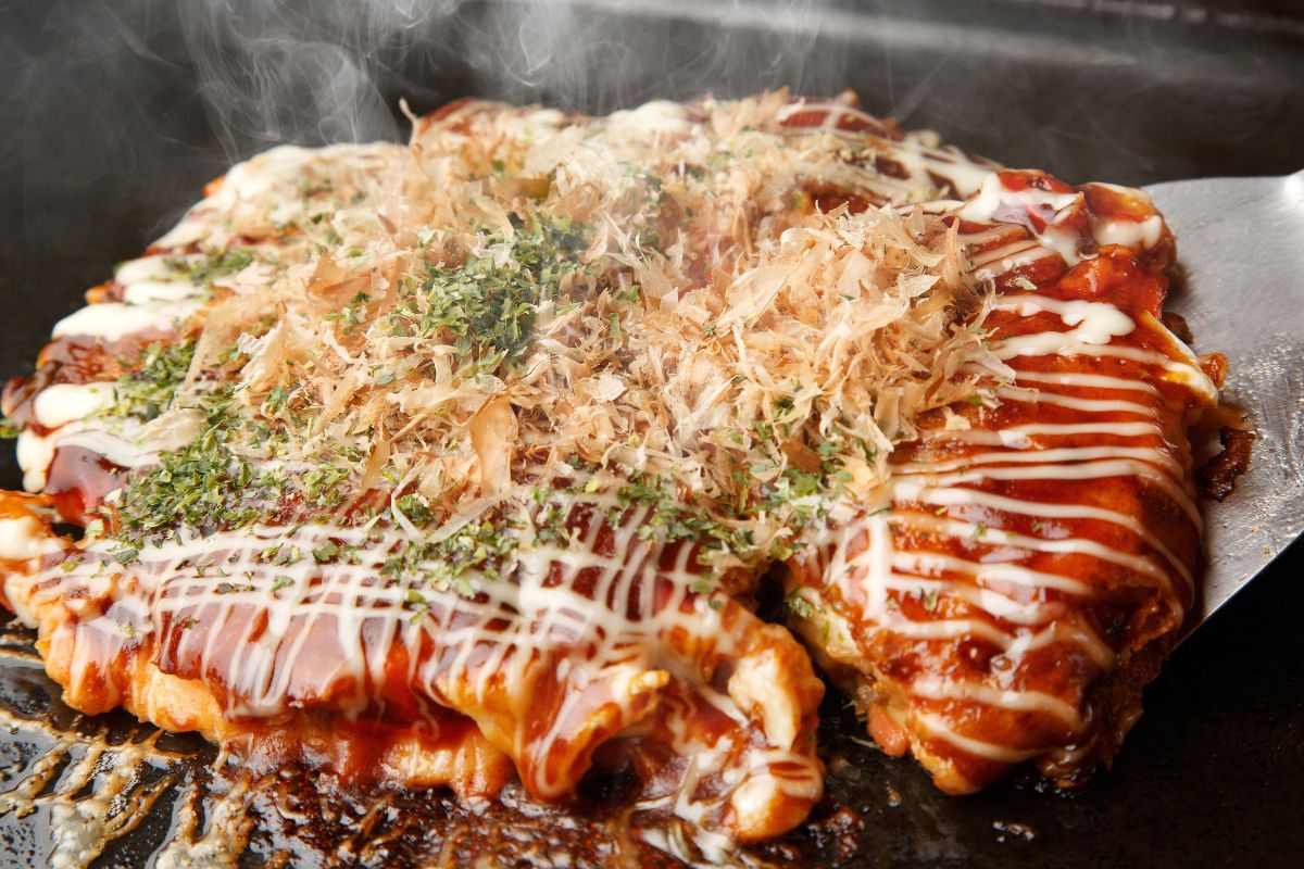 Wrzucam na patelnię i zalewam jajkami. Po takim śniadaniu jelita chodzą jak w zegarku