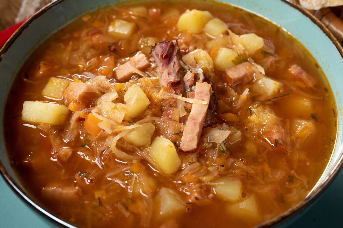 Najlepszy kapuśniak wychodzi na tym mięsie. Jest esencjonalny i pełen smaku
