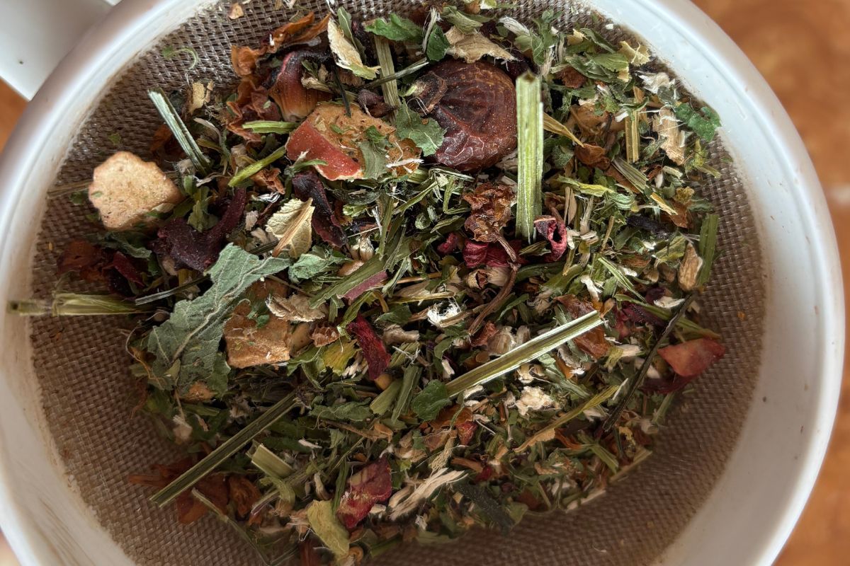 Ta herbata ziołowa to las w filiżance. Oczyszcza, relaksuje i dodaje lekkości